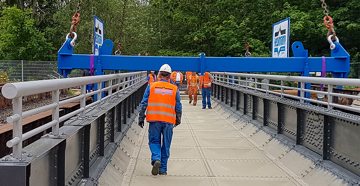 Sanierung Yorckbrücken Brücke Nr. 17 ist wieder an ihrem Platz